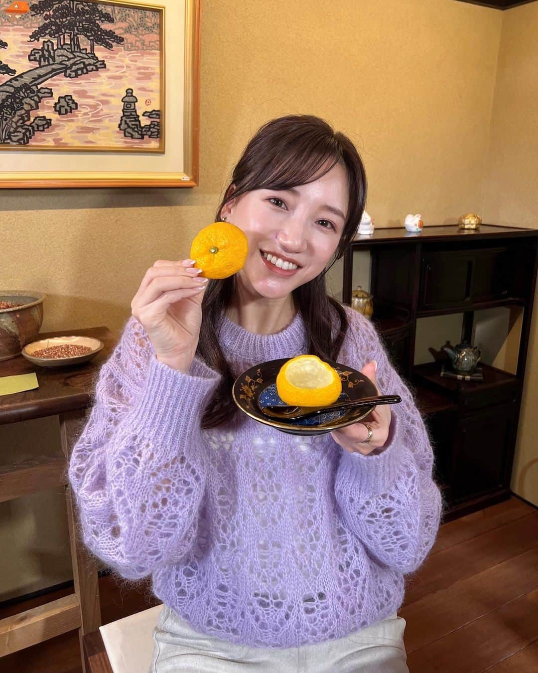 森川侑美のインスタグラム：「ほんわかテレビで紹介しました 中村軒さんの柚子葛湯🍊 今でもすぐに美味しさを思い出せるくらい 鮮烈な印象の和菓子でした☺️  このロケの日、小雨も降り出して 寒い寒い日だったんですが❄️ 心も身体もぽっかぽかに癒されて 手に残った柚子の香りも家に帰るまで続いてクンクンしながら 余韻に浸れる帰り道でした🛤️☺️  冬だからこそ楽しめる感覚で あと1ヶ月ほど冬をしのぎたいと思います...🥶❤️‍🔥  #ほんわかテレビ#ytv#ロケ#中村軒#和菓子#京都#冬菓子#あったかグルメ#節分#福#🫘」