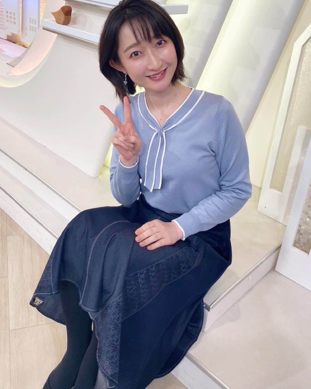 竹上萌奈のインスタグラム：「⁡ ポーズに工夫が見られますよね ⁡ ねー？ ⁡ 🤔✨ ⁡ 衣装さんが頑張ってくれています ⁡ #報道ランナー #衣装 #ポーズ #成長」