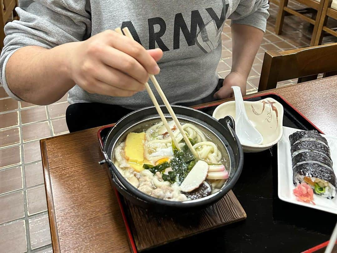 森田まりこさんのインスタグラム写真 - (森田まりこInstagram)「ポン太青果さんに行ってきましたー！ ・ 8月に豊中の岡町にお店をオープンされたということで、ベジタブル&フルーツを求めて夫婦でお店へ！ ポン太さんと奥様がビックリしてくださいました😂 そして一緒に写真撮っていただきました。ポン太さん、ウィッシュでした。ポン太さん、ウィッシュでした。 ・ 帰ってすぐにトマト🍅いただきましたが、めちゃくちゃ甘くて美味しかった😭上州ネギも、淡路島産玉ねぎも、甘みが強くて美味しかった😭1番嬉しかったのは大好物の「おかひじき」！1人でワンパック、だし醤油とからしで一気食いしちゃいましたわ。林檎も2種類買ったので食べ比べが楽しみです。 明るくて活気があってこだわりの食材があるお店ー！行くだけでテンションあがりましたー！ ・ 商店街で　ポン太さんオススメのうどん屋さんに寄って帰りました！ほんまや！バッテラうまー！ ・ #ポン太さんウィッシュでした #ポン太青果 #豊中市 #岡町 #商店街 #ウィッシュ #ベジタブル #フルーツ #w夫婦」2月3日 20時51分 - morita.mariko