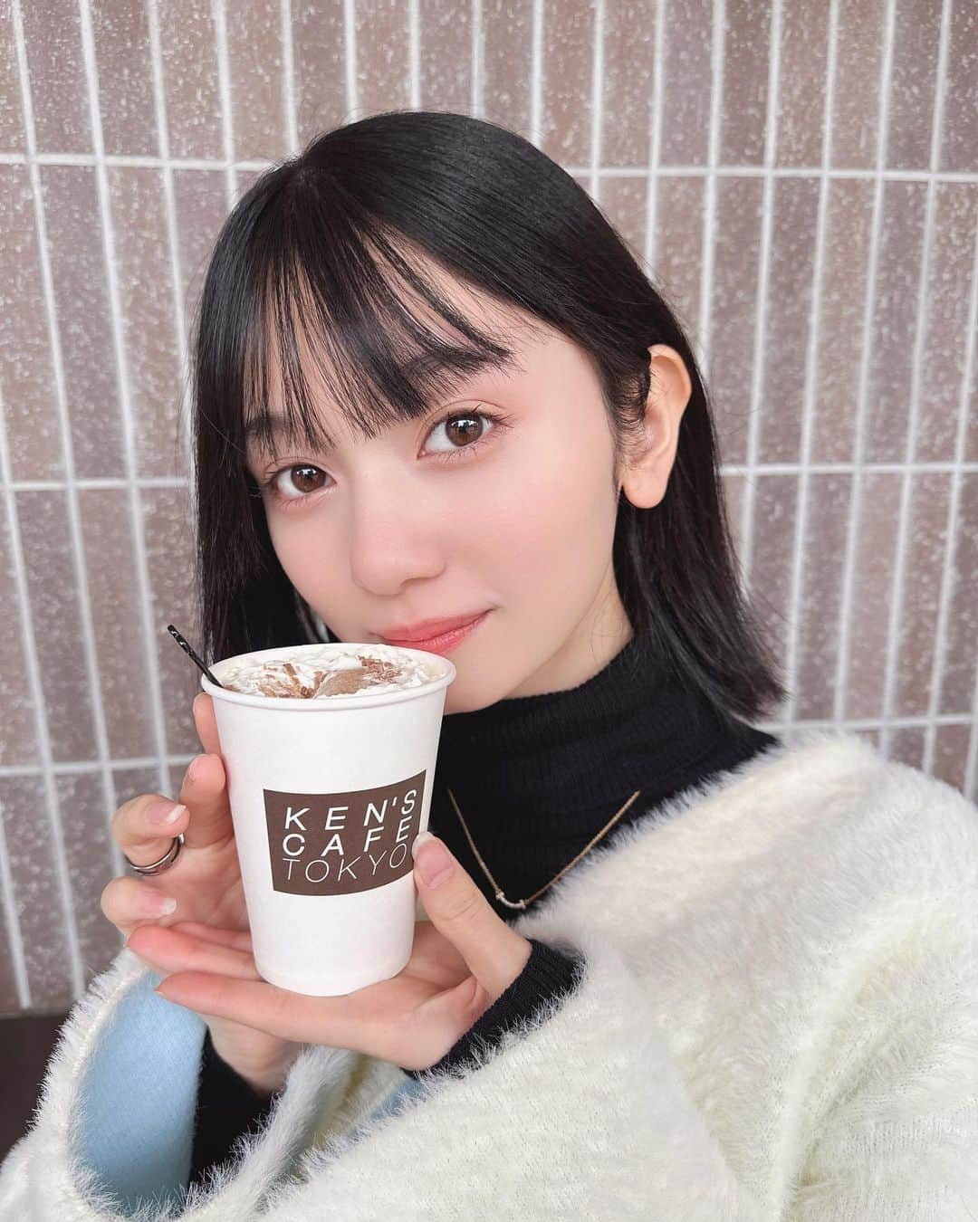 熊澤風花のインスタグラム：「ケンズカフェ東京 TOKYOタワー店に遊びに行かせて頂きました🍫‪‪❤︎‬  ケンズカフェ東京25thアニバーサリーソングとして起用して頂いてる｢La La La ショコラ｣ も流れててとっても嬉しい気持ち！  ホットチョコレート美味しかった、、！皆さんも是非！🌙」