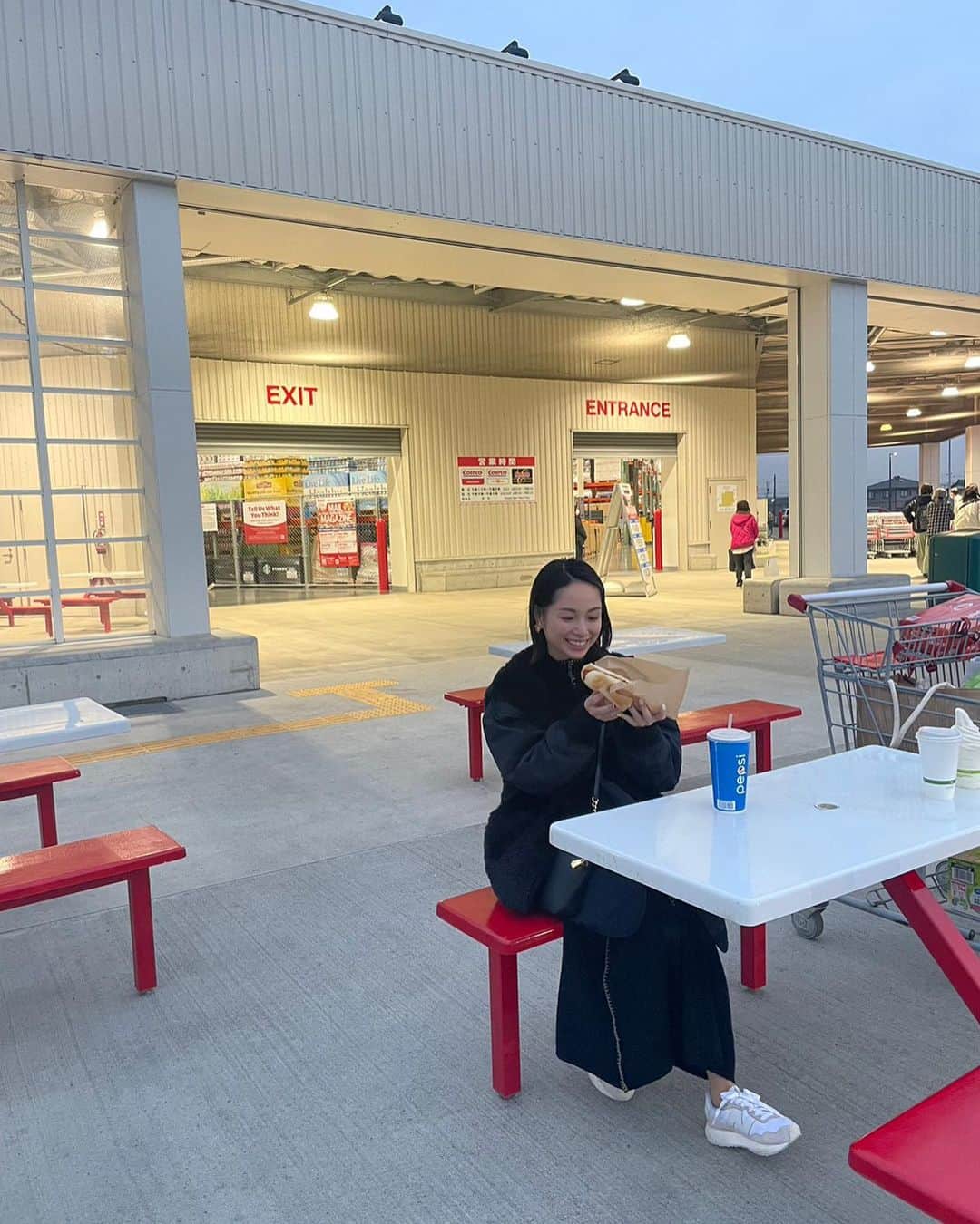 寺田有希のインスタグラム：「憧れのコストコホットドッグ🌭🤤✨  すごく大きいのに、 すごく安いのね！！！！！  セルフタマネギと セルフマスタードケチャップのコーナーに テンションが爆上がりした 寺田でございました😂🤣✨  コストコで有名な、 ・ロティサリーチキン ・デカいサーモン ・プルコギビーフ ・ハイローラー  とか、めーっちゃ買いたかったけど、 一人暮らしには不向きすぎて今回は断念😢 それでもいい買い物できたぜ！！  コストコのジップロック最高だね！ ほうれん草もお得だった！ 鶏胸肉は鉄板！ あとはサーモン諦めて買ったホタテも美味！ 韓国海苔フレークもいいね！  マネさんとシェアしたけど、 それでも多いのね😂  でも、楽しい… 遊園地行くより、楽しいかもしれん……  また行きたい🥺✨  #コストコ #デビュー #フリーランス #フリーランス女子 #寺田有希 #teradayuki」