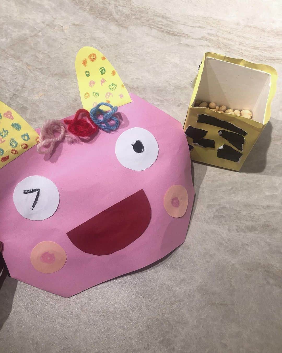 那須久美子のインスタグラム：「2023.2.3✨  節分👹  今年はウィンクした可愛い鬼さんが来ました❤️  工作が年々上手くなってる❤️  パパが帰ってきたら豆🫘撒こう‼️  さて、産休3日目。。。  買い物したり、掃除したり、準備したり、  何かしてないとソワソワする忙しない性格やめたい、、、😂💦  #節分　#4歳　#4月生まれ #鬼　#工作」