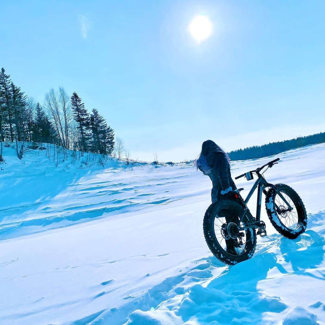 常深史織のインスタグラム：「🧊大雪ダムdeアイスカルーセル&冬遊び🧊  冬の北海道のアクティビティはココで決まり🙆‍♀️  ダムの上に現れた氷のメリーゴーランド🎠で 冬遊びを満喫❄️  普段は入ることができない湖の上で ファットバイクや電動ボードを体験してきました🚲  とにかく楽しい！あっという間に時間が過ぎる🛹  昼間はスノーシューなどのガイドトレッキングができたり 夜間はライトアップされてより幻想的に✨  氷上でアイヌ舞踊などのアイヌ文化や、   この時期にしかできないフォトウェディング魅力的👰  2月4日までやってるので、みんな ぜひ足を運んでみて💕  #アイスカルーセル #大雪ダム #氷のメリーゴーランド #ファットバイク #電動ボード #アイヌ舞踊 #北海道フォトウェディング #フォトウェディング #氷上フォトウェディング #北海道旅行 #北海道旅」
