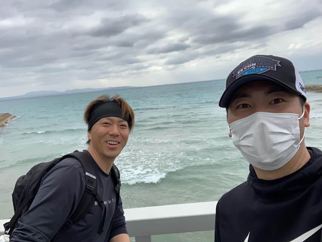 鈴木遼太郎のインスタグラム：「. in 国頭 . たくさんの人とお会いできて楽しかったです！ . . 谷内さんにも誕プレ渡せました笑 . ありがとうございました！ . 帽子いただきました。 ありがとうございます！  明日からまたお仕事頑張ります。  #鈴木遼太郎」