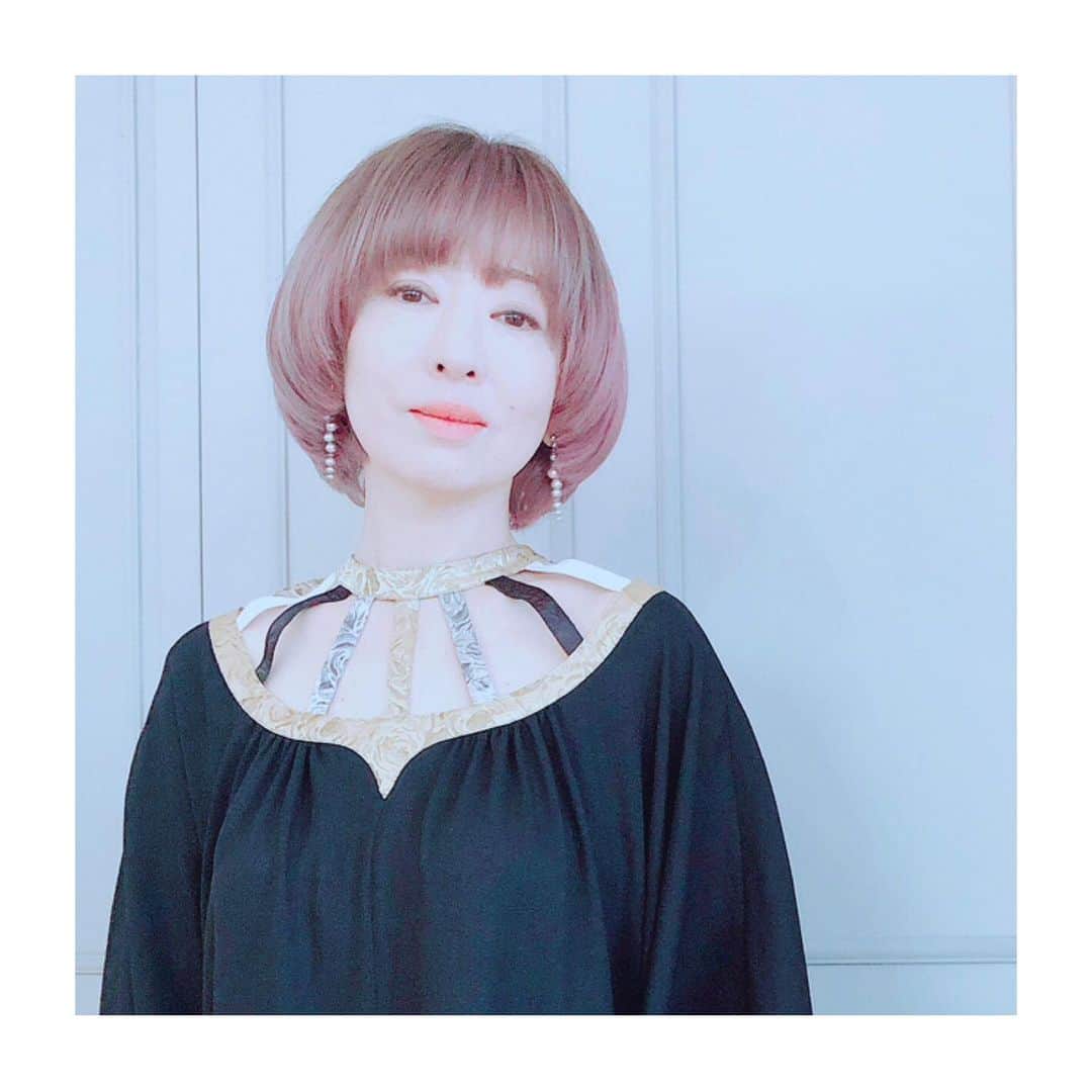 松雪泰子のインスタグラム：「. hair make Design @akeminakano__official   明海さん♡いつもありがとう 今回はハイトーンのピンクアッシュ グラデーションミニマッシュウルフ  メイクレシピも繊細に♡ いつもありがとう」
