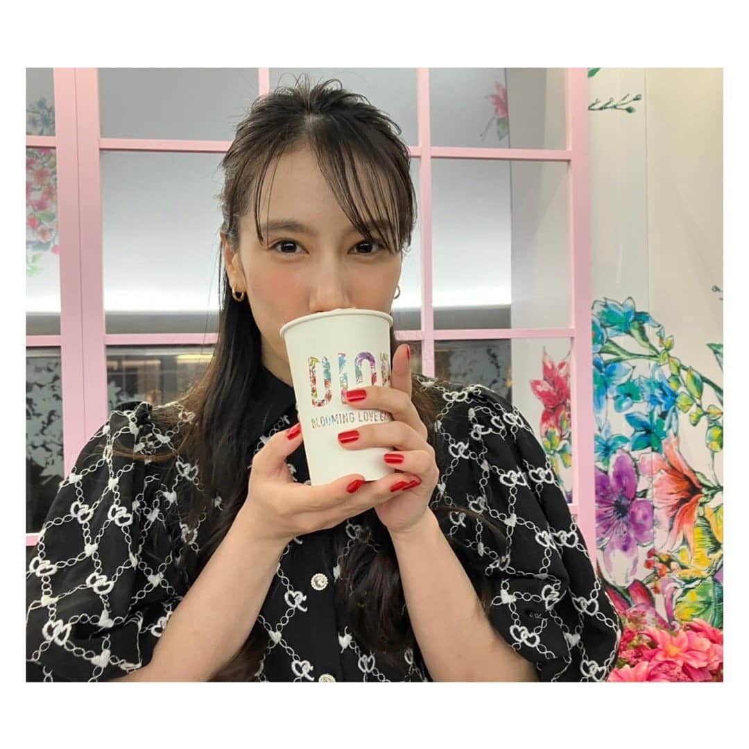 山本千尋のインスタグラム：「オフショットも🫖 🎀 バレンタインを先取り気分🍫最後はBLOOMING LOVE CAFÉにてホットホワイトチョコレートまで美味しく頂きました。甘くて幸せ。ご馳走様でした。  @DIORBEAUTY  #ディオールブルーミングラブガーデン #ミスディオールブルーミングブーケ#SUPPORTEDBYDIOR」