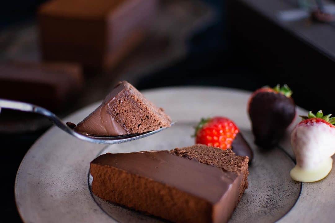 のインスタグラム：「ノカフェ、2月バレンタイン限定menuランゴ・オ・ショコラ&いちごショコラ…明日よりご用意いたします。 2月限定です！ 赤ワインとラム酒をたっぷり効かせ、チョコレートはフランス産、ベルギー産のチョコレート3種を混ぜ合わせました。 ビターでほろ苦く思いのほか甘さ控えめなケーキです。 とても口溶けがよいのがランゴ・オ・ショコラの特徴です。 ショコラ好きな方にはぜひ食べていただきたいチョコレートケーキです！ ： ■本日の手作りデザート■ ◯いちごを何層も重ねたショコラケーキ ◯ランゴ・オ・ショコラ&いちごショコラ ◯いちごのミルクレープ ◯いちごのショートケーキ〜とろーりチョコレートかけ〜 ◯マロンチーズケーキ ◯ガトーショコラ ： 他にも各種デザート、ドリンクご用意しております。 よろしくおねがいいたします。」