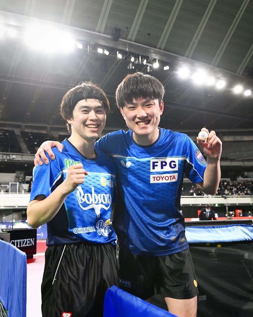 森薗政崇のインスタグラム：「2023全日本選手権男子ダブルス優勝  去年負けてからもまた組んでくれた智和ありがとう 2人で最高の試合ができて激アツだった！ これからも宜しく！  現地まで来てくれたファンのみんな、映像で応援してくれた関係者のみんないつもいつも本当にありがとう  長く卓球をしてると当然のように状態が良く自信がある時と、そうでない時がくる。 もちろんどんな状態の時も必死に練習するしたくさん卓球の事を考えるし、生活に気をつけていても当たり前のように波は来る  状態がいい時、自信がある時っていうのはほっといても勝手に勝てる。ダメな時って本当に何をしても裏目に出る事が多くて、そこから勝ちに繋げて自信を蓄積していくのって凄く難しい  今シーズンは左足首の手術とか、自身の生活の緩みで成績的に苦しいシーズンだったけど、そんな苦しい状況で一緒に戦ってくれた智和に改めて感謝  久々に一つ山を越えることができたと思う まだまだ自分の思う卓球とはかけ離れてるから少しずつイメージに近づけて、また状態が良く自信のある自分になれるよう積み重ねていきます  初めて色々思っている事を書いたけど、シンプルにみんな本当にありがとうございました！」