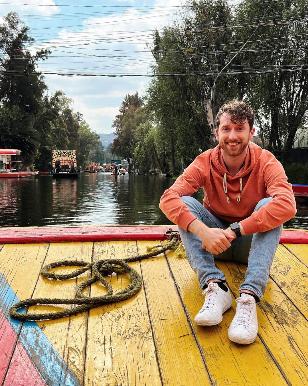 アレックス・ガメリンのインスタグラム：「Flotando en las trajineras (Trajineras are the boats, not sweatpants lol)」