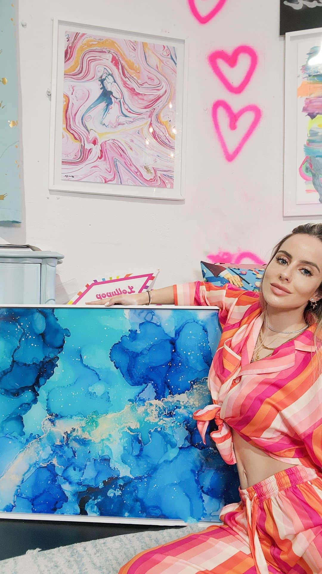 のインスタグラム：「Get to know our new framed acrylic art with Lola, our chief creative officer! Also, get the answers to our most frequently questions about the collection 🎨💙 #olivergal #framedacrylic #framedart #acrylic #newart #elevatedart #luxuryart #luxury #blueart #abstract #glamart #wallart #interiordesign #vdayshoot #homedecor」