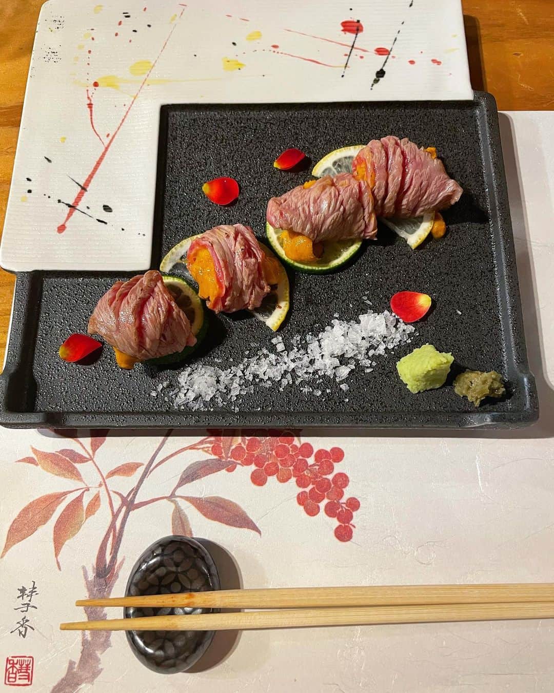 Yu-kiさんのインスタグラム写真 - (Yu-kiInstagram)「What I had in Tokyo🍷☕️🍣🥞 日本着いて初日に築地で食べたお寿司から始まり、外食がほとんどだったけど家でゆっくりも良かった🫶🏻東京に住んだ事ないから行きつけとかないけど、これからいろいろ知っていきたい😌#tokyo#japan」2月4日 8時08分 - yu_ki96