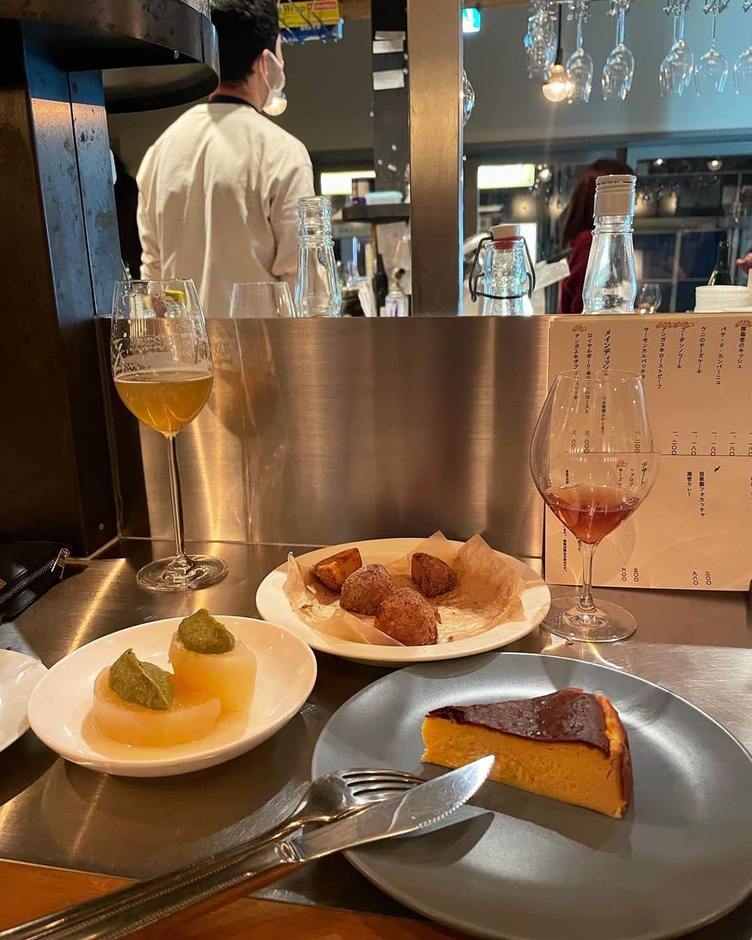 Yu-kiのインスタグラム：「What I had in Tokyo🍷☕️🍣🥞 日本着いて初日に築地で食べたお寿司から始まり、外食がほとんどだったけど家でゆっくりも良かった🫶🏻東京に住んだ事ないから行きつけとかないけど、これからいろいろ知っていきたい😌#tokyo#japan」