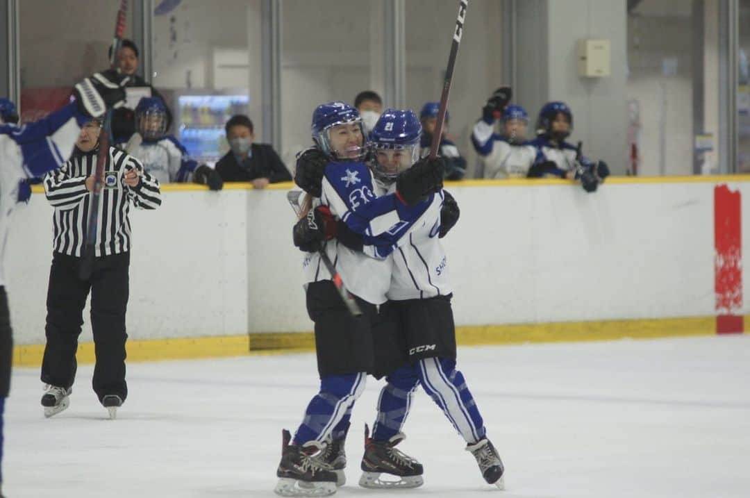 菊池沙都のインスタグラム：「🏒  あんちゃんとBig hug 👯‍♀️❤️ 何年一緒にやってきたかな〜🥹💓 伝えなくても雰囲気で察してくれるあんこ様。 #いつもありがとう  いくつになっても 同じ目標に向かって頑張る仲間と一緒に 夢中になれるものがあるって幸せ〜☺️❤️  #女子アイスホッケー #アイスホッケー #icehockey  #昭和大学ブルーウィンズ  2枚目は 仲間の得点が嬉しすぎてガッツポーズしながら氷に顔つくかと思った。  @iam18uka 1枚目の素敵な写真ありがとう📸❤️」