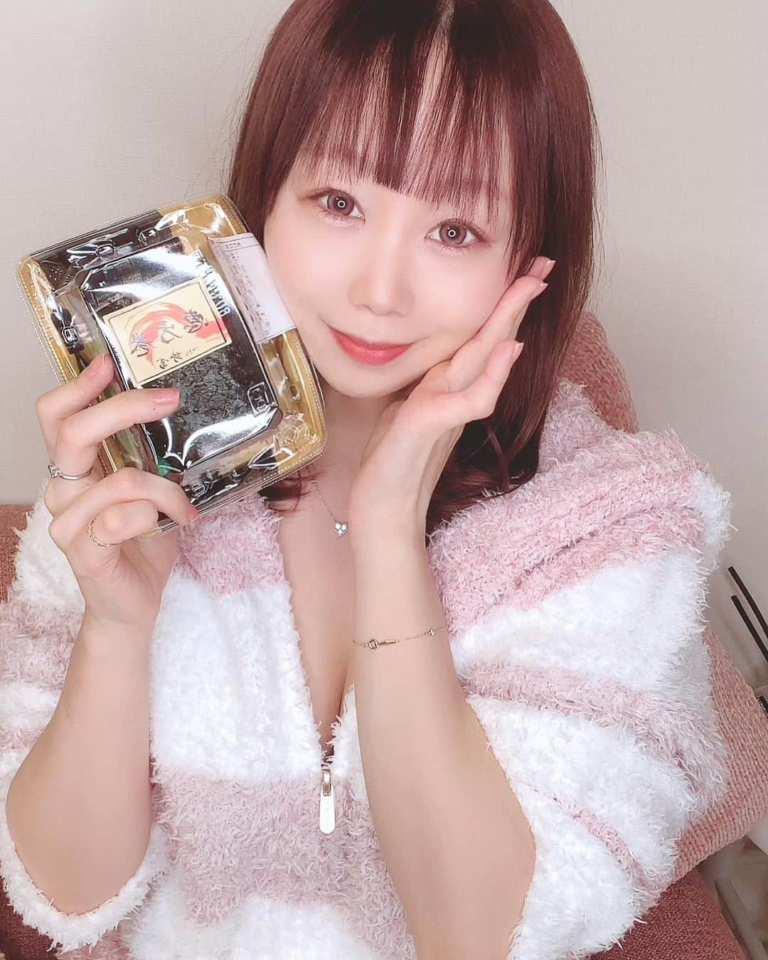 千咲まりのインスタグラム：「. 今日は節分ですね！！！ 皆さん恵方巻き食べましたか？ 当日だったけど恵方巻き無事に買えたよ〜👹✨ 食べてる途中に気づいた。 南南東に背を向けていたことに😂笑 半分位で向き変えたからたぶんセーフ✌🏻  ※なかなかコメント返しできてなくてごめんね。 少しずつしていきます！💌💭  #節分 #恵方巻き #南南東 #築地鈴富  #gelatepique #ジェラートピケ」