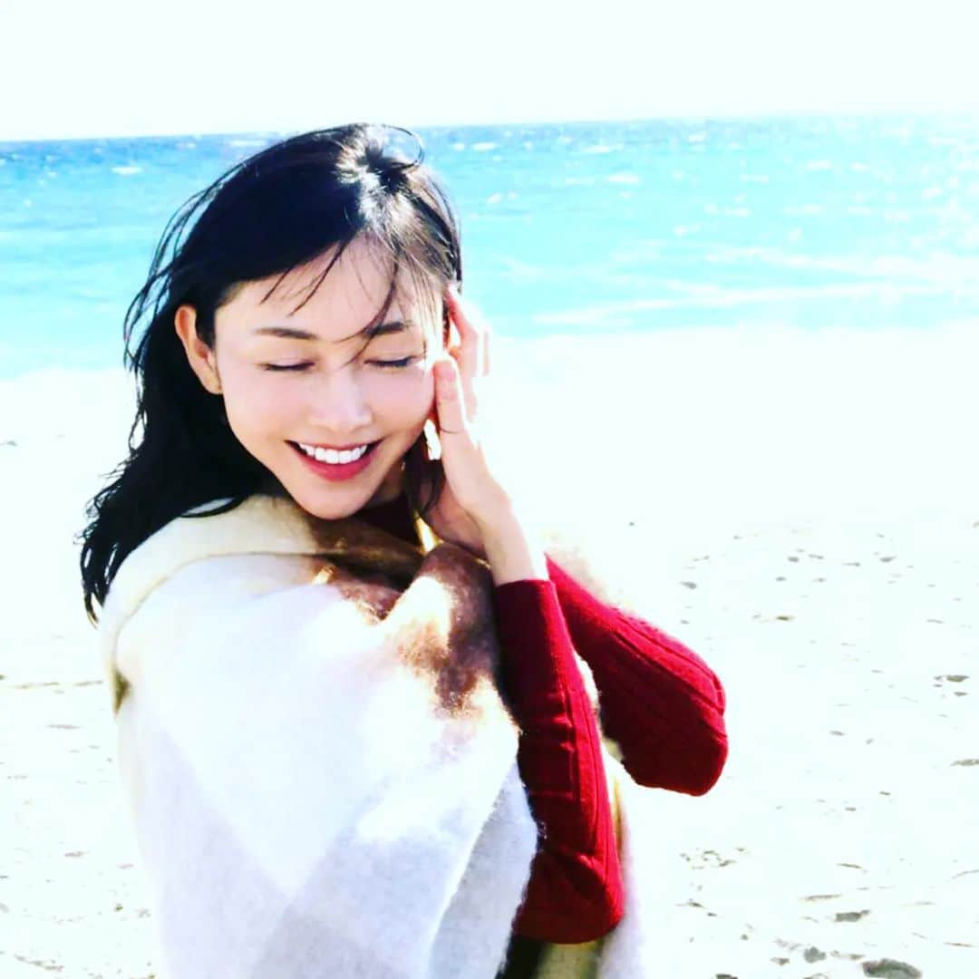 杉原杏璃のインスタグラム：「昨日は都内は凄く風が強かったですよね。  そういえば、写真集の撮影で海岸の行った時も風が強かったなーって🍃☀️」