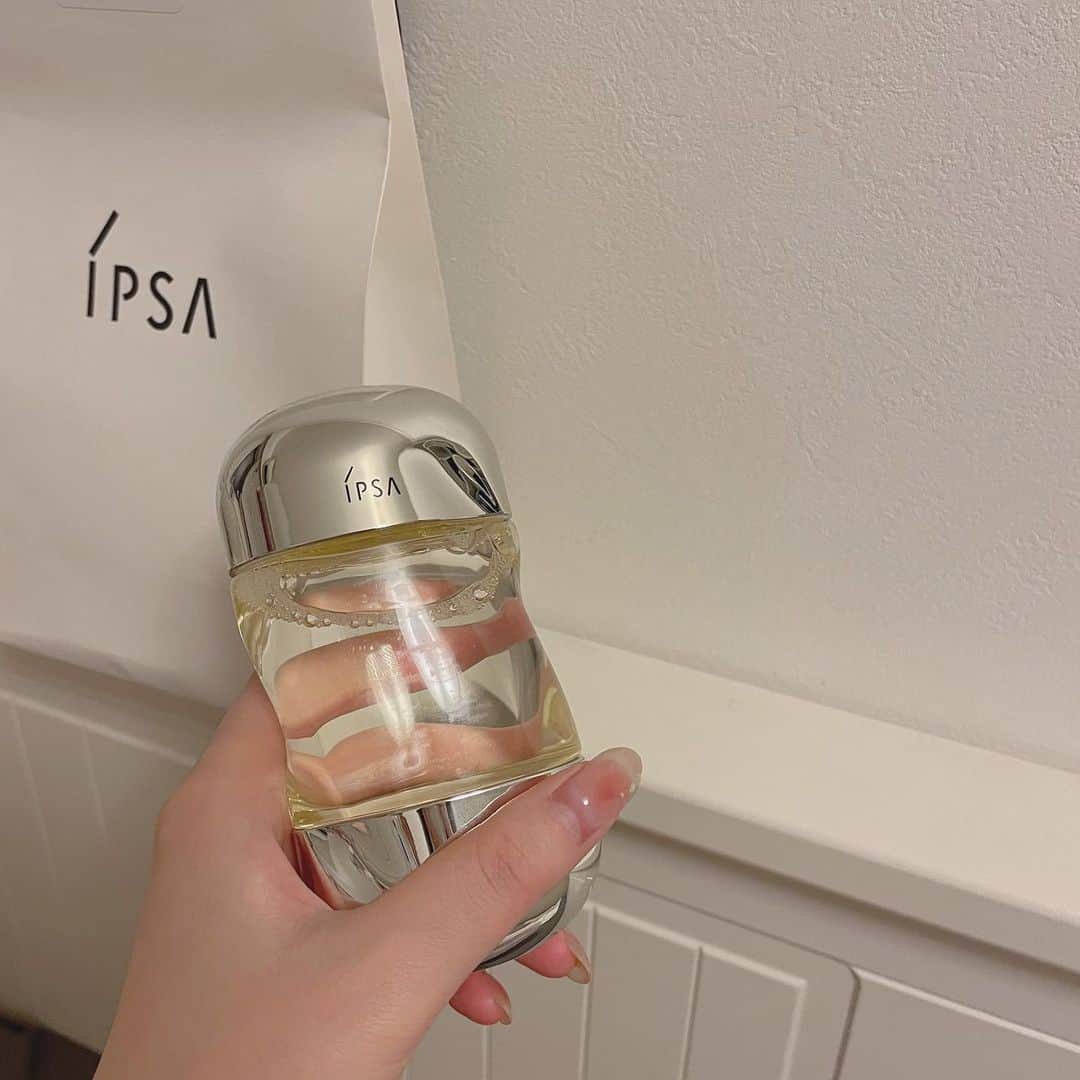 伊藤美羽のインスタグラム：「お誕生日プレゼントでもらったオイルが最高🥹🎁 #ipsa  #マルチオイル」