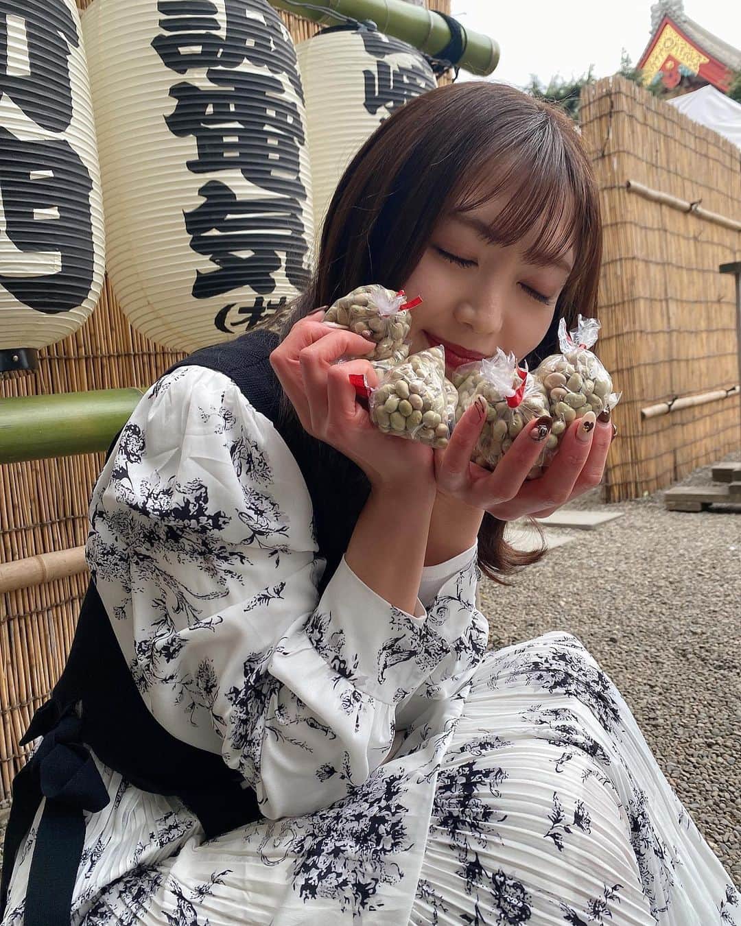 成田梨紗のインスタグラム：「今年は恵方巻きは食べれませんでしたが… 福豆をたくさんゲット🧧✨ ⁡ 頭にぽこぽこお豆の袋が飛んできて 面白かった🤭🤭🤭 ⁡ #節分 #福豆 #浅草神社 #浅草寺 #👹」
