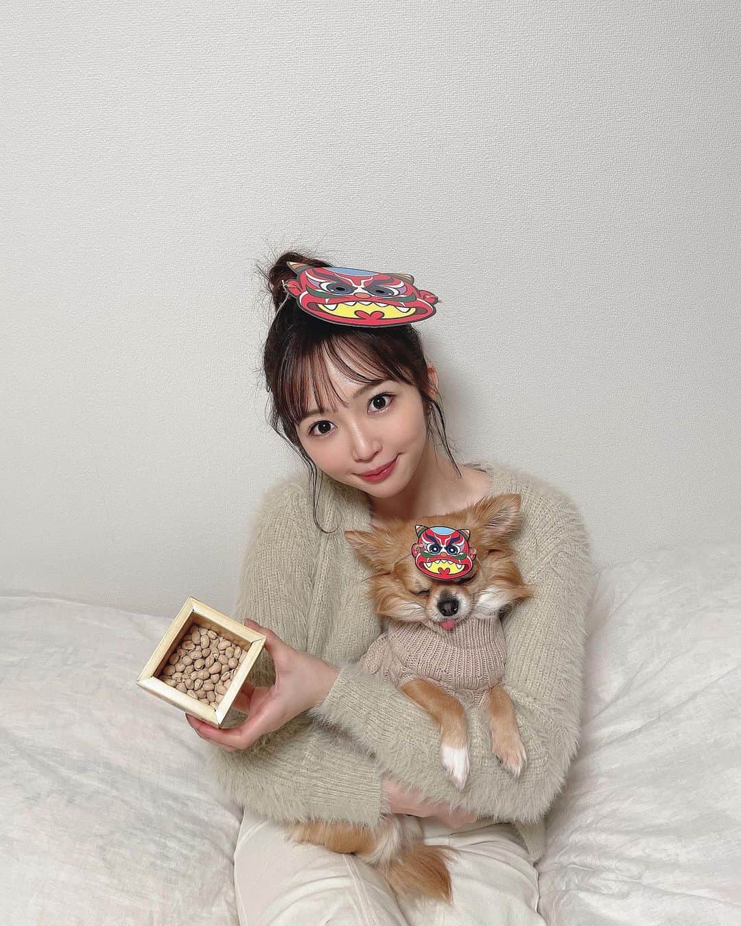 のインスタグラム：「👹  今日は #節分 !!  お家でちくわ君と豆まきパーティーをしました🦊🫘  だいぶ迷惑そうなのは秘密😂💦笑  #映えに利用された犬」