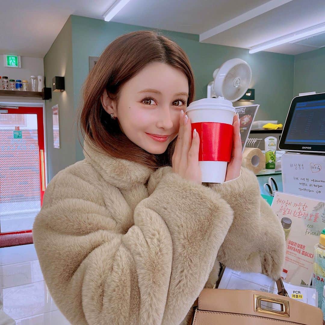ダレノガレ明美さんのインスタグラム写真 - (ダレノガレ明美Instagram)「韓国で @momoko.kawakami.29  さんに買ってもらったコーヒー☺️ ぬるくなっても全部飲んだよ✨ 美味しいコーヒー ありがとうございます🤍 ももさんに買っていただいたコーヒーは 美味しすぎました✌️」2月3日 23時32分 - darenogare.akemi