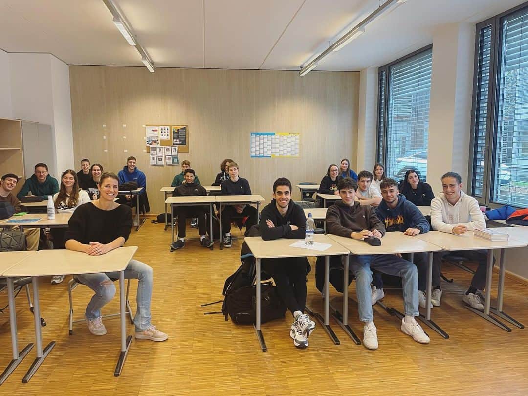 マンデイ・ミネラのインスタグラム：「Haut hat ech e flotten Austausch mat de Schüler aus dem Sportlycée a mir hun iwwer Anti-Doping Prozedure geschwat:  -Testprozeduren -oppasse wéi eng Medikamenter een hëlt -wéi leeft eng Dopingkontroll of -kann een de ganzen Dag getest gin, och doheem?  -wei ass dat wann een eng Urinprouf muss ofginn an et kuckt een no ;)  Ech si frou kënne meng Erfarungen als fréiere Profi Sportler weider ze gin #sportlycée #alad #antidoping  @sportlycee_luxembourg @aladluxembourg」