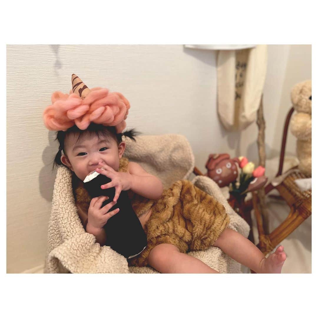 庄村奈津美のインスタグラム：「👹 いろんな角度から忙しい母に🤳🏻 カメラを追いかけてくれる娘。  ただ、撮影の裏では ご機嫌をキープするのに必死。笑  きょうの撮影時間はたったの3分間。 #本当はもっと撮りたかったけど #泣いたらおしまい  ま、撮れないよりは良し！  #振り返れば思い出になる #イベントを楽しむ #母の自己満です #娘よお付き合いありがとう #2023節分」