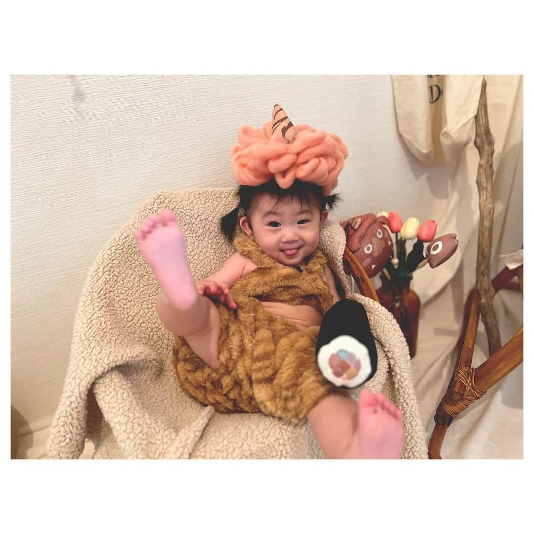 庄村奈津美さんのインスタグラム写真 - (庄村奈津美Instagram)「👹 いろんな角度から忙しい母に🤳🏻 カメラを追いかけてくれる娘。  ただ、撮影の裏では ご機嫌をキープするのに必死。笑  きょうの撮影時間はたったの3分間。 #本当はもっと撮りたかったけど #泣いたらおしまい  ま、撮れないよりは良し！  #振り返れば思い出になる #イベントを楽しむ #母の自己満です #娘よお付き合いありがとう #2023節分」2月3日 23時59分 - shomura_723