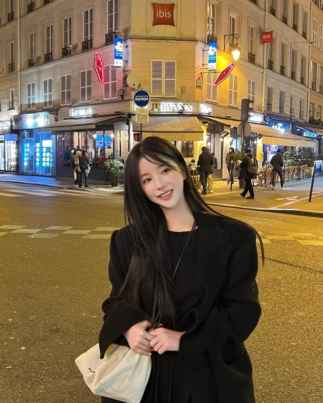 ユン・アラさんのインスタグラム写真 - (ユン・アラInstagram)「파리의 밤은 길고  밥은 한식이 맛있어 ❤️」2月4日 0時09分 - yoonara_mood
