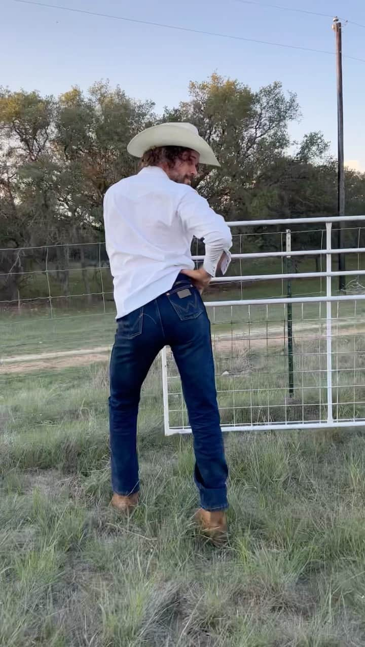 オースティン・ニコルズのインスタグラム：「#cowboy #ranch #ranchlife #cowboybutts」