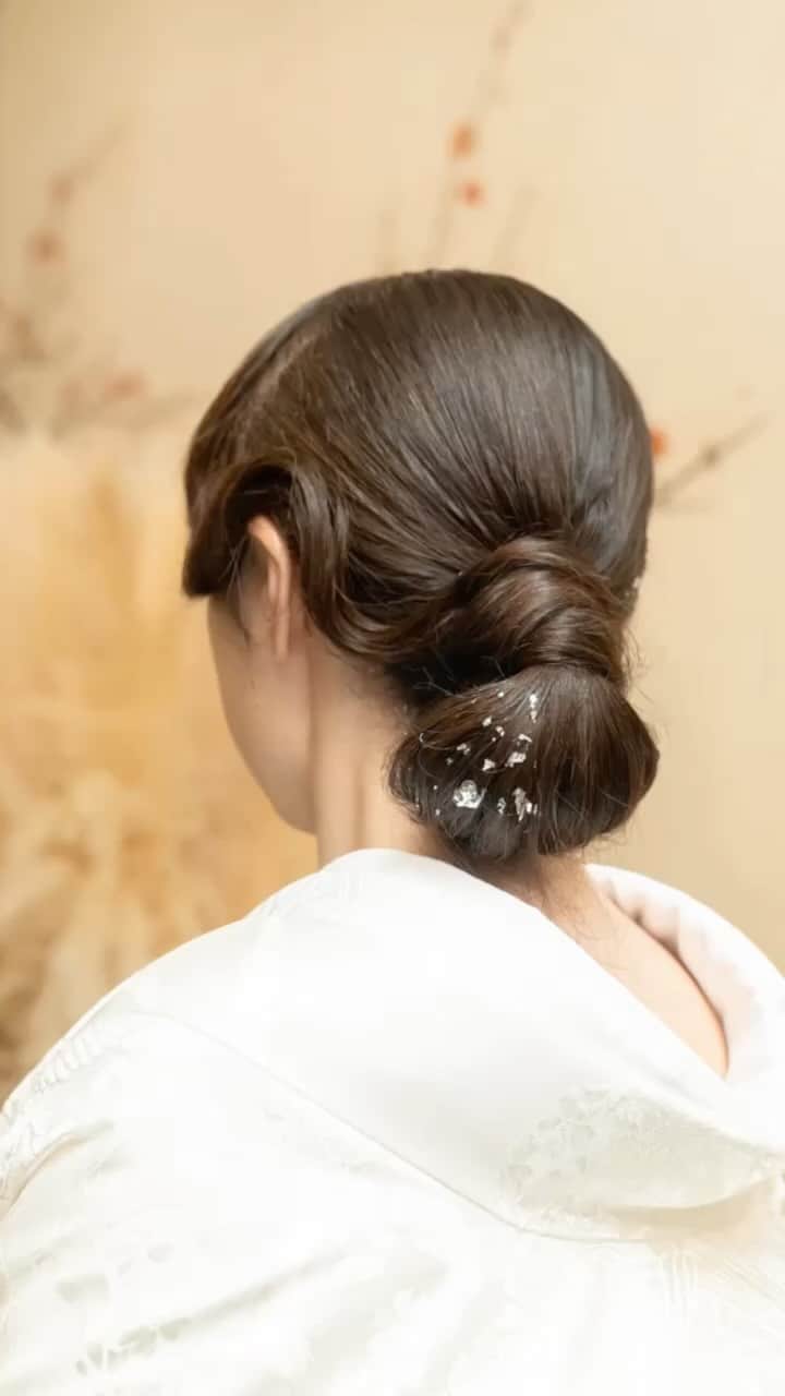のインスタグラム：「どのお衣装でも確実に映える壁画前のお写真 ヘアスタイル一つで印象がガラッと変わります  ◎神前式、和婚、結婚式フォトについてのウエディングアイテムやアイディアをInstagramにて掲載しています。他の投稿も是非ご覧ください◎ − − − ◎ブライダルフェア 感染対策を徹底し安心して お過ごしいただけるよう ご案内させていただきます オンラインフェアも開催しております ◎ウエディングレポート KOTOWA鎌倉でご結婚式を挙げられた 新郎新婦様の素敵なレポートを掲載中！」