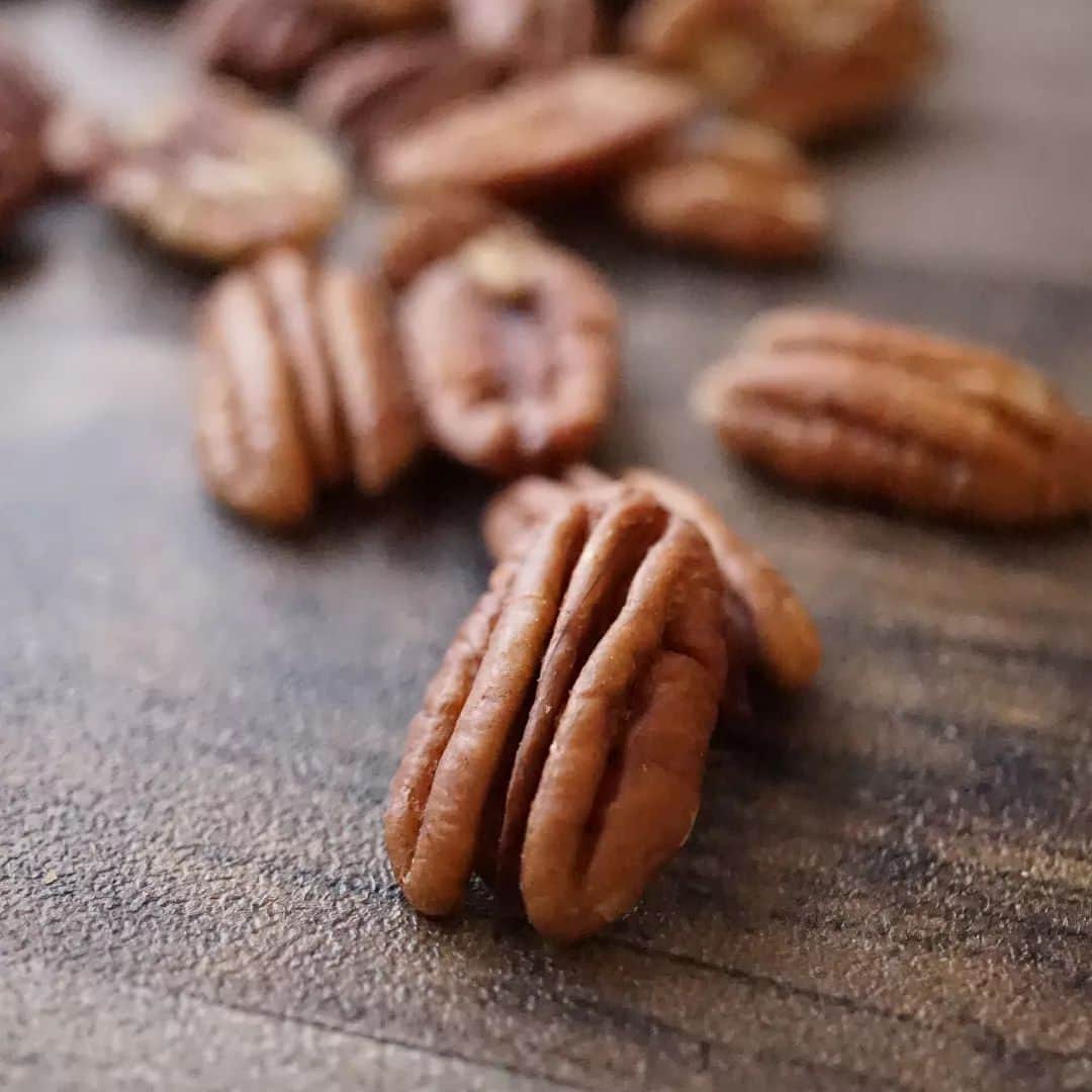 Golden Pecan co.,ltdのインスタグラム：「. ピーカンナッツはクルミ科ですが、原産は北米、クルミはヨーロッパ南部や西アジアが原産です。 長細い形をしていてクルミとは形状が異なります。 クルミ独特の渋味は少なく、まろやかな風味で食べやすいナッツです。 サクッとした食感で、ナッツの中では比較的柔らかいのが特徴です。 . . #ピーカンナッツ #ゴールデンピーカン #ナッツ #ゴールデンピーカンナッツ # アリゾナの奇跡 #陸前高田 #ペカンナッツ #クルミ #アンチエイジング #抗酸化 #健康 #機能性表示食品 #goldenpecan #goldenpecannuts #pecan #pecans #pecannuts」