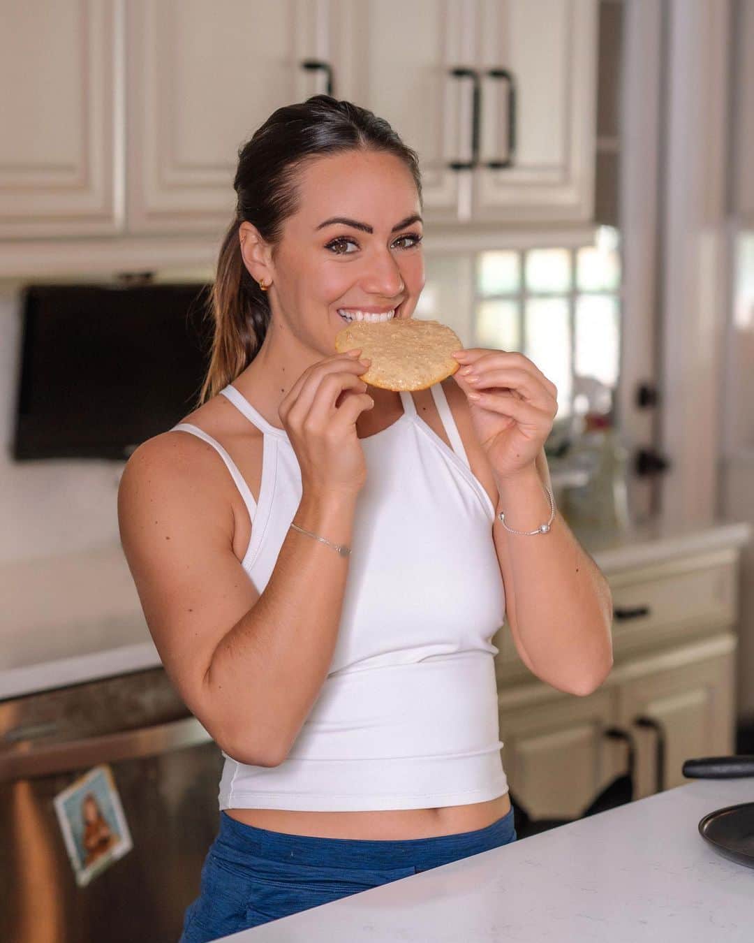 Camille Leblanc-Bazinetさんのインスタグラム写真 - (Camille Leblanc-BazinetInstagram)「Win In The Kitchen!!!  My new book is finally out for sale (link in bio) and saying that I am proud of myself and my team is an understatement.  When I created this book, I wanted to create something that represent my health conscious lifestyle but also represent my sweet tooth and love for good food!  I believe that when it comes to health and food it doesn’t have to be one or the other. This is what this cookbook is all about. It’s delicious and support and enhance health.   Also I am not a chef but I do love cooking and everything g is super easy to make with ingredients that you can find anywhere. This is a book and recipes made by a busy busy mom that want to be healthy but also doesn’t have much time and wants to eat yummy food.  The book includes: -Breakfast  - Snacks (my favorite) - Lunch -Dinner - 12 weeks of Meal plan and grocery list   Fetocefitness.com to get your copy 😁」2月4日 0時45分 - camillelbaz