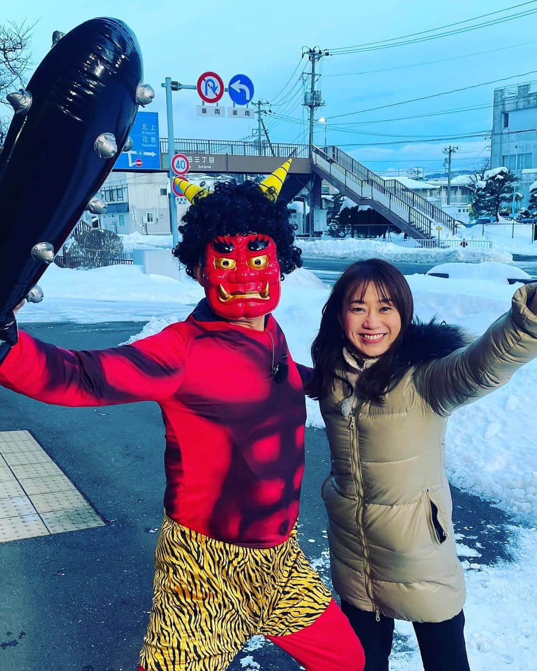 大隅智子さんのインスタグラム写真 - (大隅智子Instagram)「中継で、鬼と一緒に、節分の豆まきについてお伝えしました！ 鬼役の演技が素晴らしく、絶賛の嵐でした！ 東北地方は、落花生をまきます！ 広島など西日本や東日本は、大豆が多いです。 北国で落花生が多いのは、雪の上でまいても見つけやすく、殻付きなので、拾って食べても清潔だからと言われます。 中條さんの鬼のカツラ姿がチャーミングでした！ #節分　＃豆まき　#落花生　#大豆　#鬼」2月4日 0時53分 - tomokotenki