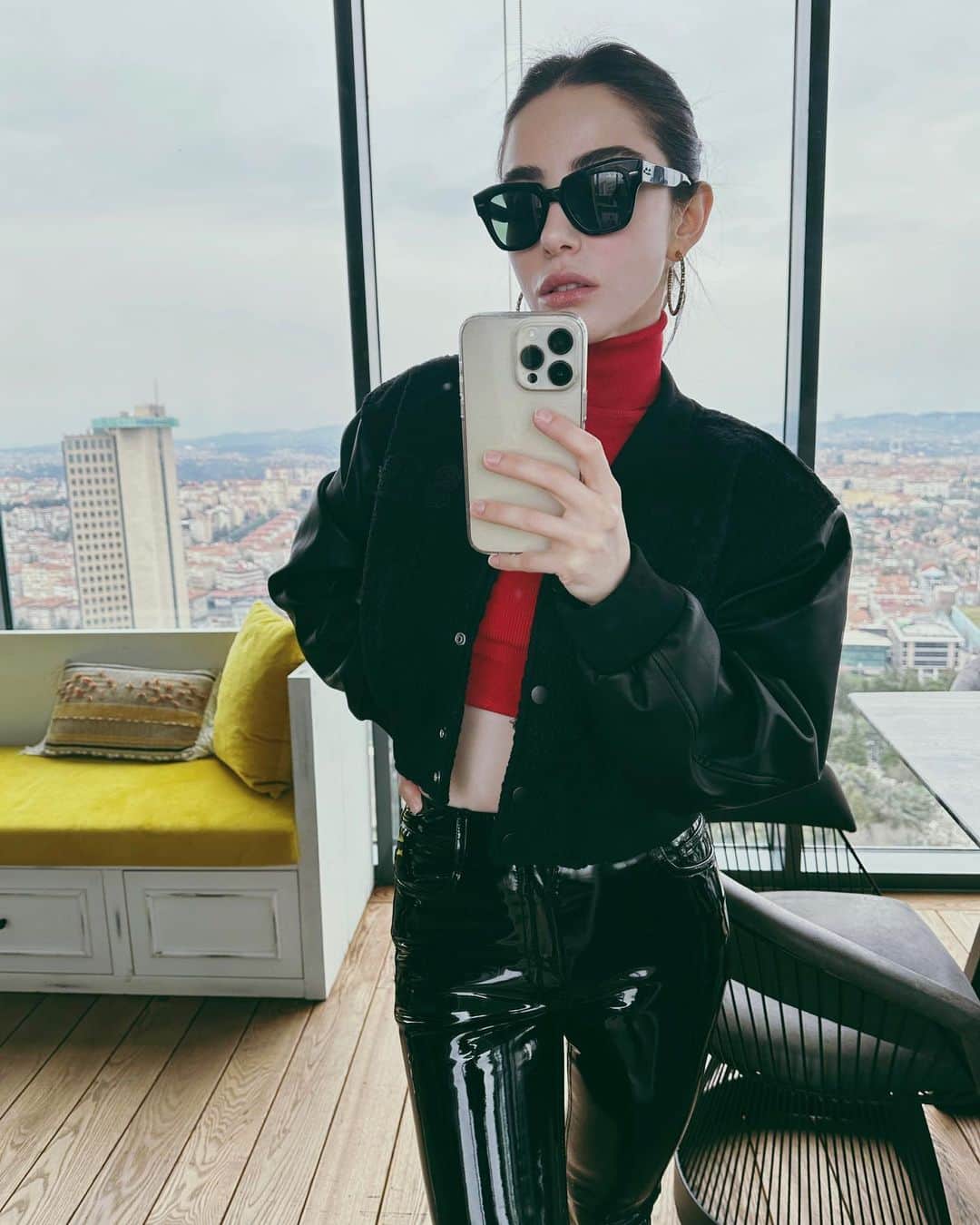 Ozge Gurelのインスタグラム：「Yoldayım ya biraz trafik var 😂💁🏻‍♀️」