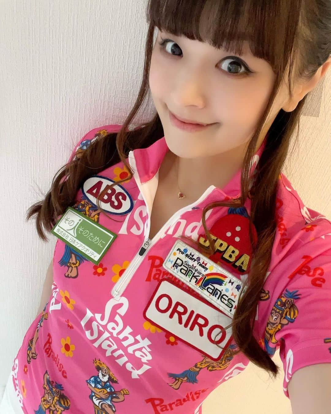 鈴木理沙のインスタグラム：「ずっと着たかった キャプテンサンタのユニフォーム😍💕 やっと着れました〜❣️❣️❣️  私は迷った挙句… やっぱりピンク💓  久しぶりのユニフォーム姿です🎳✨  #ABS #キャプテンサンタ #キャプテンサンタコラボ #プロボウラー #鈴木理沙 #相模原パークレーンズ #ORIRO #株式会社日本ケアクオリティ #妊娠中着れなかったユニフォーム #産後1ヶ月半 #このユニフォーム可愛くて着たかったので頼んでました #まだ人前に出られる姿ではありませんが😱💦 #パシャりんこ #最近自分はネイビーやブルー系が好きだと気付いたの #でもやっぱりユニフォームはピンクを選んでしまう #ヘアアクセのリボンもずっとつけてます🎀 #ピンクもリボンもそろそろキツイよね #って話しているけど #わかってはいるけど #卒業できません😭 #だって好きなんだもん」