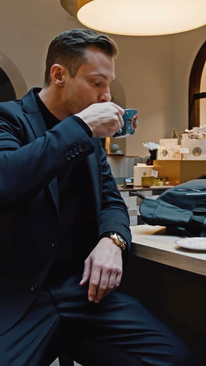 マルセル・ヤンセンのインスタグラム：「@marcelljansen loves to be reliable. He wears fashion that reflects his attitude and underlines his personality. When he takes a little time out, Jansen can be found in the cosy ambience of the Isabella Gluten-Free Patisserie ☕️🧁, which he created together with a partner. Having changed his diet himself in the course of his career, it was his goal to establish a high-quality offering in Hamburg that caters to special dietary requirements.   To shine in everyday office life and still look casual during breaks, he combines his jersey suit with a comfortable round neck merino jumper. 🧶   #royrobson #menswear #fashion #newoffice #marcelljansen」