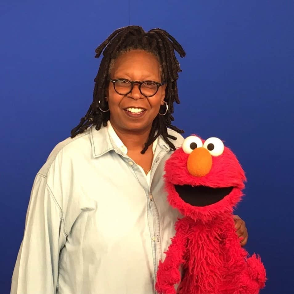 ウーピー・ゴールドバーグさんのインスタグラム写真 - (ウーピー・ゴールドバーグInstagram)「Happy Birthday @elmo !!!! Love, Whoop @sesamestreet」2月4日 1時44分 - whoopigoldberg