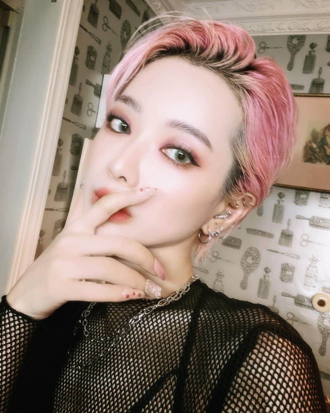 北出菜奈のインスタグラム：「_ _ Today's makeup💖  もうだいぶ落ちてきたけど、実はしばらくPINK hair💕 @whyte_haruka ありがとうございます🖤  セルフでしたあとまたピンク入れました！ 今は落ち着いたベイビーピンクになってきた。  久しぶりにちゃんとおしゃれする機会があったからちゃんとメイクしたけどファッション撮影するの忘れたああ。  #メイク #makeup #コスメ #make #beauty #hair #ヘアメイク #cosmetics #ヘアアレンジ #ファッション #ヘアスタイル #fashion #アイメイク #ヘア #メイクアップ #リップ #hairarrange #girl #selfie  #pinkhair #pinkhaircolor #rockgirlstyle」