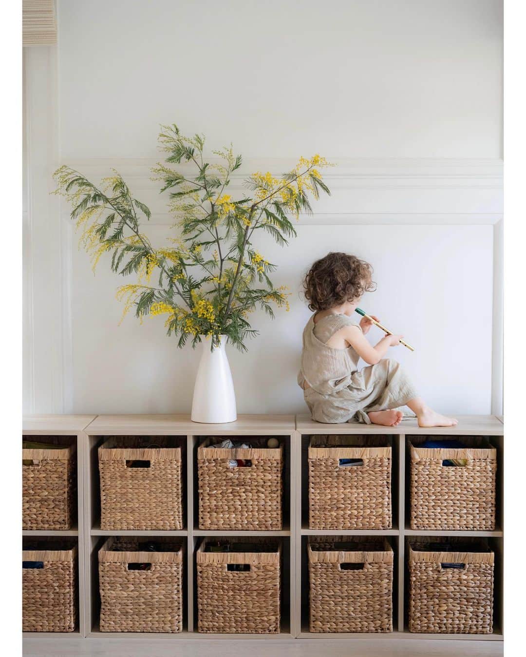 エリン フェザーストンのインスタグラム：「Delighted to share my playroom on @dominomag today! Link to article in my stories! @crateandkids helped me bring this vision to life with the cutest kids size furniture (thank you @leannefordinteriors) and super chic woven storage bins. I converted my formal dining room into this space and it’s the first room you see when you enter my home, signaling kids are of equal importance to adults in our home.  Read all about my design choices in the article! Thank you @elizabethmessina for these gorgeous photos」