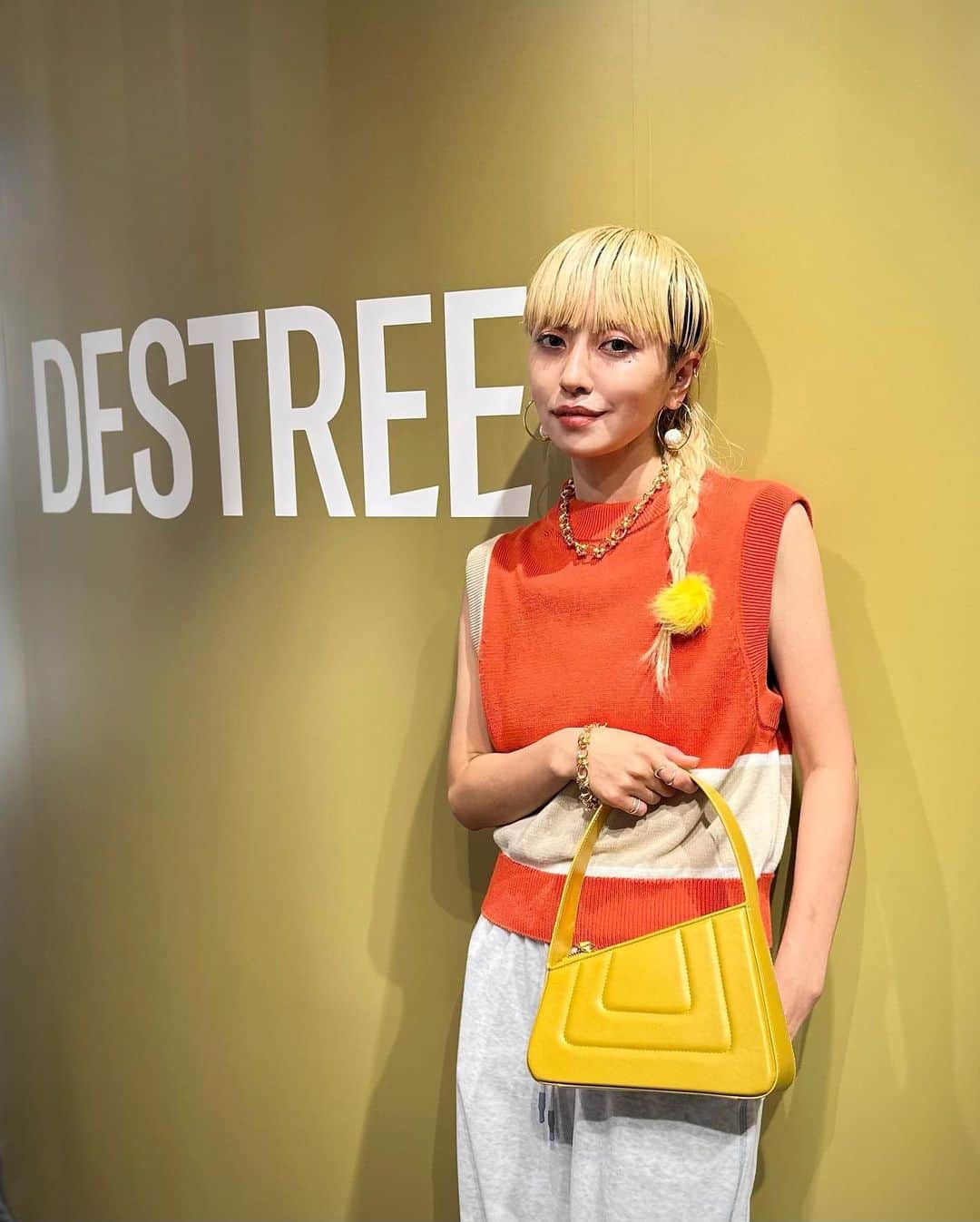 PELIのインスタグラム：「新宿伊勢丹で開催中のDESTREEのポップアップストアへお邪魔しました❤️‍🔥  DESTREE(デストレー)は2023春夏から日本上陸したパリの女性ユニットのブランド🇫🇷 カラフルで今っぽい感じだけど、オリエンタルな雰囲気と現代アートをインスピレーションにしたモダンなテイストでまとめられいるので大人にもしっくり馴染む🎨  ニットベストもベージュの配色が落ち着いてて着やすかったな🍊  2月10日(金)まで新宿伊勢丹本店 3F センターパークにて是非です🧝‍♂️    @DESTREE #DESTREE #デストレー」