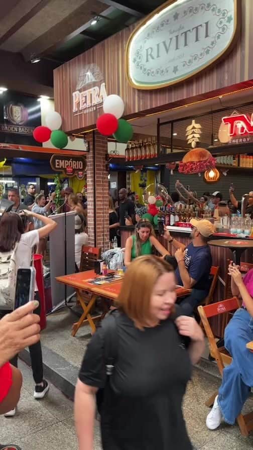 Claudia Leitteのインスタグラム：「Claudia Leitte de surpresa no @nossomercadao 🤩 Isso é #REALVERSO | #CarnavalClaudiaLeitte」