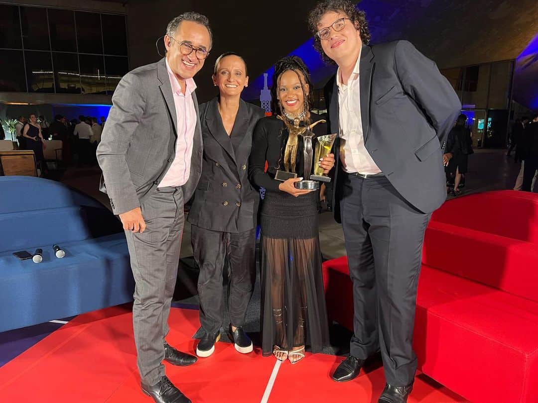 ファビアナ・オリベイラのインスタグラム：「Noite de festa do esporte olímpico! Que venha 2023 para o família olímpica!」