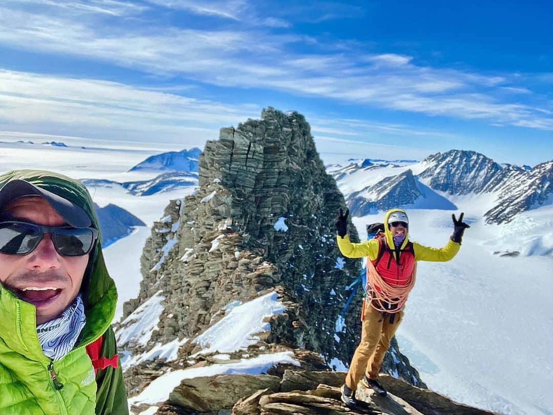 アレックス・オノルドのインスタグラム：「One more selection of pictures from Antarctica - from a new route that @estebantopomena and I climbed on Mt Dolence, near Union Glacier. We traversed a really nice horseshoe shaped ridge from start to finish, up and over all kinds of cool towers and gendarmes. I think it was the highlight of my Antarctic climbing, just because it was actual rock climbing with pretty cool rock (rather than all the snow hiking we did on the bigger mountains). It took us 12 hours start to finish with difficulties up to around 5.6ish. It was a good reminder that the thing I love most is scrambling around on rock…」