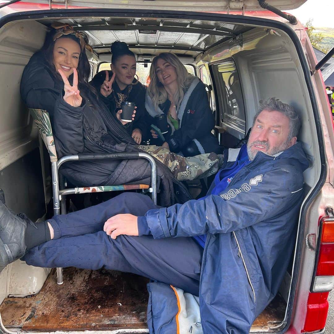 のインスタグラム：「Wrap on Brassic season 5!!! 🎉 Can’t believe how fast these past 6 months have gone, 6 months filled with chaotic mayhem, freezing cold locations and a whole lot of love & dedication. Feel so lucky to be working on such a special show. ✨  Can’t wait for you guys to see what we’ve been upto.  Big love as always 🥰👏🏽❤️👨🏽‍✈️🐦🐊🎢🎡🐑🍻🚓 #brassic #brassic5 @skytv」