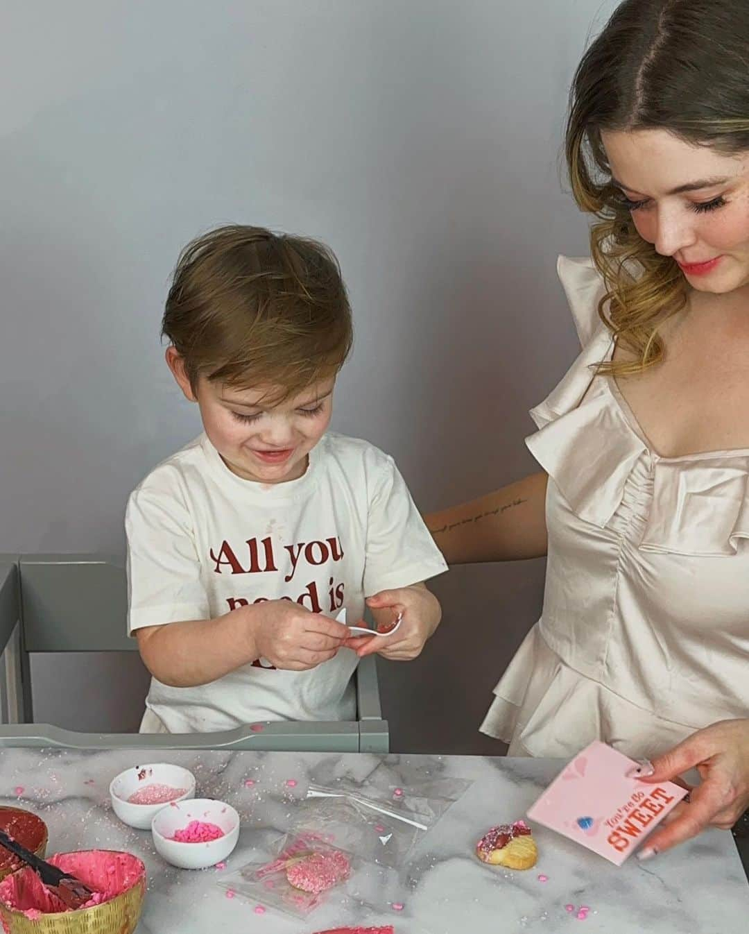 サーシャ・ピーターズさんのインスタグラム写真 - (サーシャ・ピーターズInstagram)「Full hearts ❤️  #allyouneedislove #baking #toddler #toddlerbaking #toddlerlife #toddlermom #toddleractivities #toddlercrafts #crafts #valentine #valentines #valentinesday #valentinesdaycookies #cookiedecorating #cookies #shortbread #chocolate #whitechocolate #sprinkles #pink #red #mom #momlife #momlifeisthebestlife #love #lovenotes #sashaingoodtaste #target」2月4日 4時02分 - sashapieterse