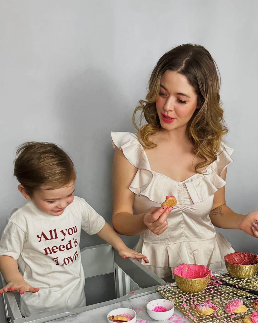 サーシャ・ピーターズのインスタグラム：「Full hearts ❤️  #allyouneedislove #baking #toddler #toddlerbaking #toddlerlife #toddlermom #toddleractivities #toddlercrafts #crafts #valentine #valentines #valentinesday #valentinesdaycookies #cookiedecorating #cookies #shortbread #chocolate #whitechocolate #sprinkles #pink #red #mom #momlife #momlifeisthebestlife #love #lovenotes #sashaingoodtaste #target」