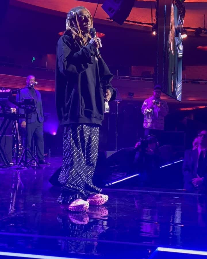 マック・メインのインスタグラム：「“Where I’m from New Orleans you not supposed to do this!”  Last night @liltunechi was honored by the @recordingacademy and the @blackmusiccollective and received the Global Impact Award and delivered a speech that left most of us speechless and some shedding tears of joy compassion and empathy.   We often use and highlight the term GOAT (which is true) but let’s highlight the word IMPACT!!! Who’s been more IMPACTFUL on the culture? I’m reminded almost everyday I walk out my house with the younger generation’s look and style of @liltunechi IMPACT! Also when I hear a lot of the new music the IMPACT is blatantly there!! He’s IMPACTed 4 generations thus far (90’s,2000’s, 2010s, and currently 2020’s) and he’s not stopping anytime soon! And to add to all of that we know the IMPACT @champagnepapi and @nickiminaj have had on the culture and the world and that wouldn’t be without his IMPACT and belief in them!! So the flowers he received last night were very befitting well deserved and earned!!  Congrats to @liltunechi @drdre @missymisdemeanorelliott @iamsylviarhone and thanks to all the presenters, performers, our whole team & staff, @therealswizzz @djkhaled @tyga @2chainz @deionsanders @champagnepapi @iamricolove @recordingacademy and @blackmusiccollective   #WhatANight」