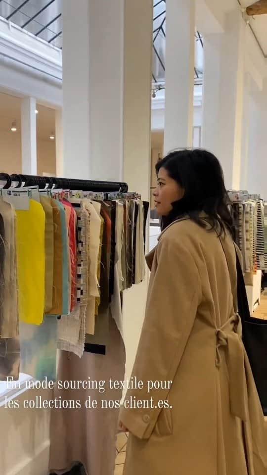 のインスタグラム：「Nos services : le sourcing (ou la recherche et le développement de vos matières premières pour vos collections de mode).   #fashionsourcing #fashiondesigners #fabric #fabricfair #paris #fashionconsulting #ecodesign #lindamaiphung #atwork」