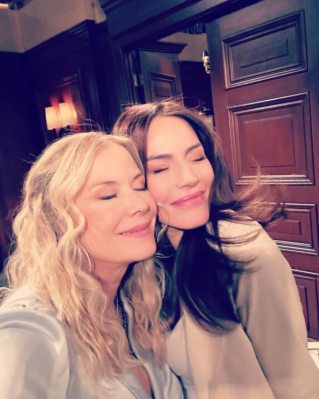 クリスタ・アレンさんのインスタグラム写真 - (クリスタ・アレンInstagram)「It’s even better behind the scenes! 🥰 @katherinekellylang  #Braylor ❤️👯‍♀️❤️ #boldandbeautiful」2月4日 5時10分 - kristaallenxo