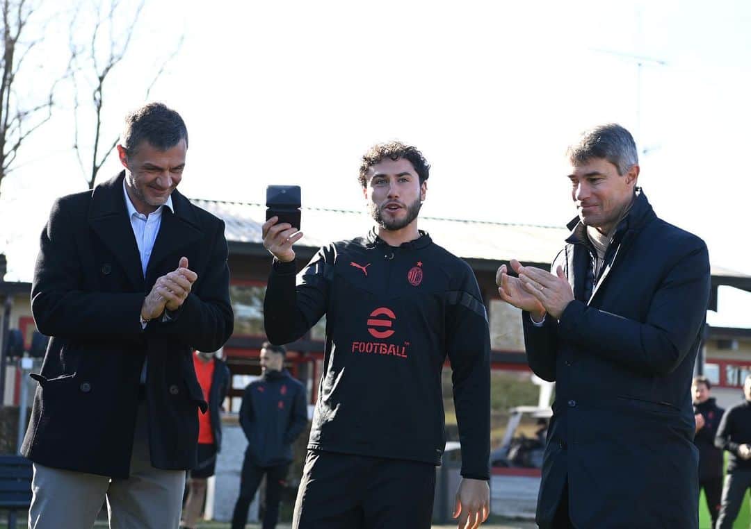 ダヴィデ・カラブリアのインスタグラム：「Orgoglioso. 200 volte grazie ❤️🖤 @acmilan」