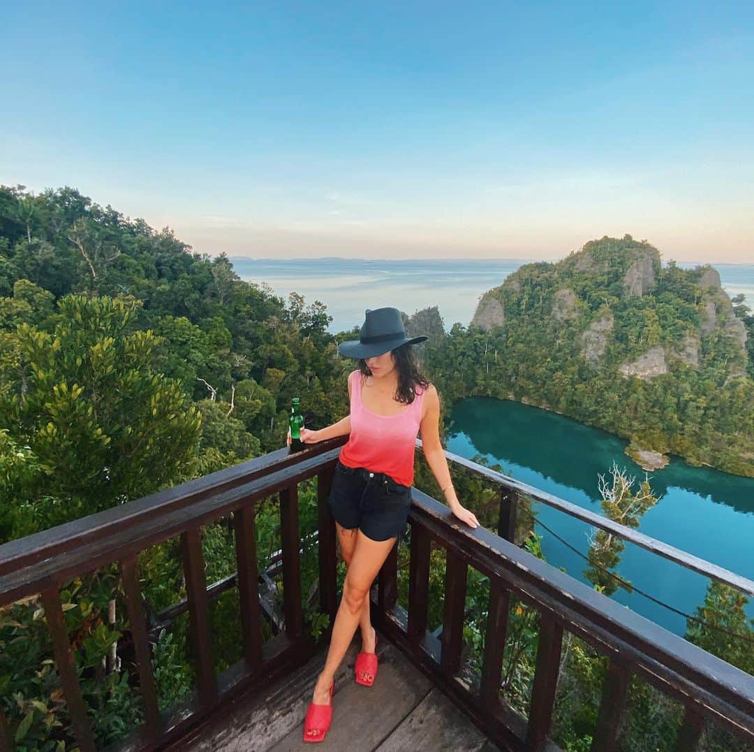 クロエ・ブリッジスのインスタグラム：「At first I was a little surprised that we drank the yacht out of Bintangs …… but then I realized there are Bintangs in every single one of these photos」